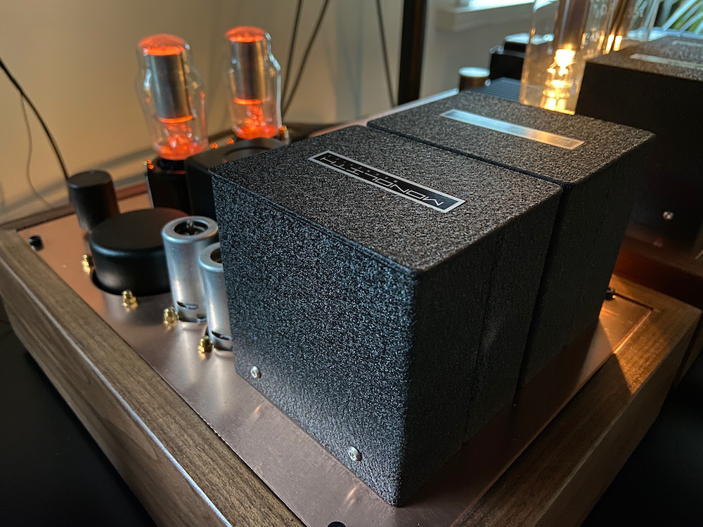 LCR phono amplifier